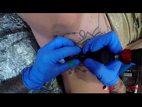 ❤️ Sully Savage mai tsananin jarfa ta yi tattoo a kan kwarin ta ❤❌ bidiyon tsutsa ️❤